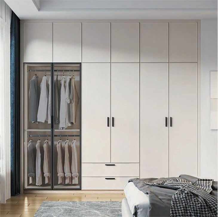 Beigefarbener Kleiderschrank