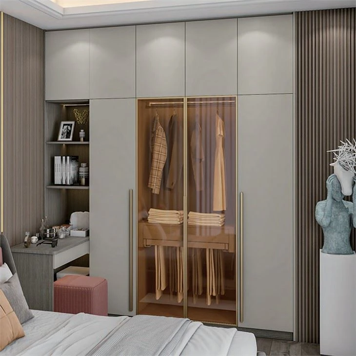 Schrank mit geschlossenen Türen