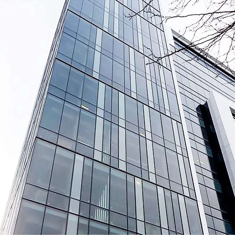 Halbverdeckte Rahmenfassade