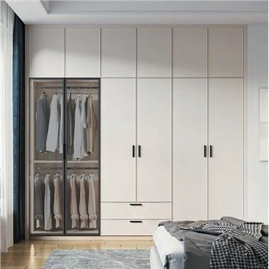 Beigefarbener Kleiderschrank